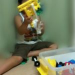 ニューブロックで遊ぶ息子