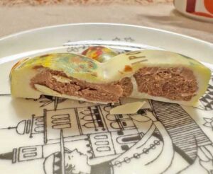 CHAPONの小花柄くまのチョコレートを割ってみた