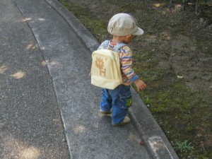 万博公園で背中にミスタードーナツのリュックを背負っている子供