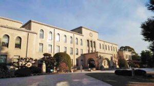 神戸大学六甲台本館の正面