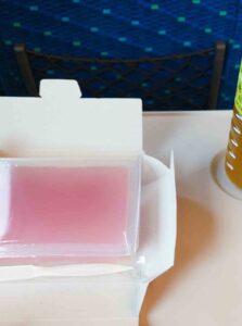 新幹線車内で食べる葛餅