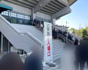 東大入学式・武道館の階段を4列で登って入場する