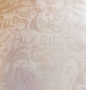 資生堂パーラーのテーブルクロスはSHISEIDOの文字の刺繍がされている