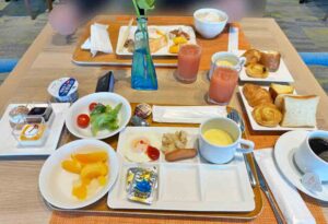 日本青年館ホテルのレストラン朝食で洋風朝食を食べる