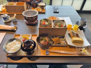 Tachibanaの朝食は重箱の二段目にもおかずがある