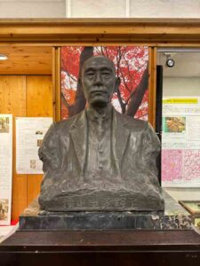 上野英三郎先生の胸像