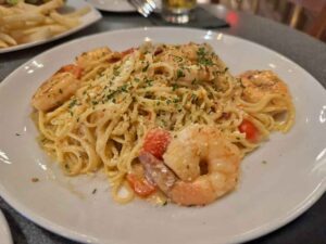 Gallery Bar and Grillでパスタを注文する