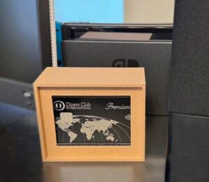 ダイナースクラブプレミアムメタルブラックカードを飾る