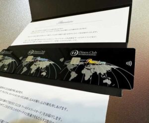 ダイナースクラブプレミアムカードには細やかなラメ加工が施されており、まさに上質