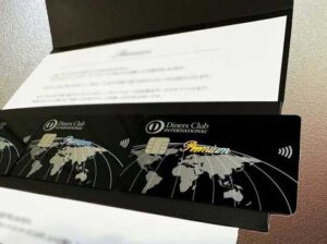 ダイナースクラブプレミアムカードには細やかなラメ加工が施されており、まさに上質