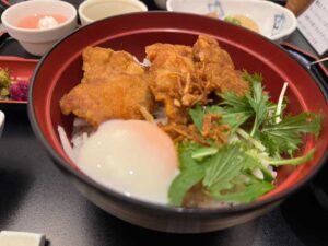 夏限定、神戸ポークのソースかつ丼ランチセットのソースかつ丼