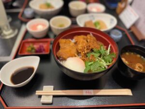 神戸ポークのソースかつ丼ランチセット