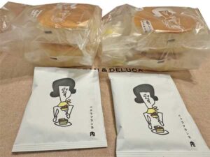 ペドラブランカのテイクアウト用厚焼きホットケーキ4つとペーパードリップ式のレギュラーコーヒー