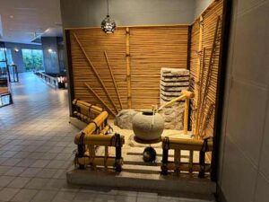 神戸ポートピアホテルの4Fのレストランフロアの入り口は和の雰囲気で気持ちも落ち着きます