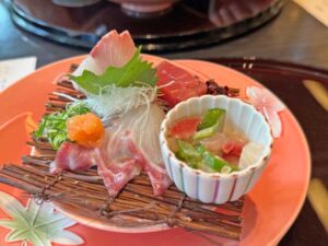 神戸たむらのお造り(鯛の薄作り・鮪・あしらい)の裏側を撮ったところ