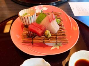 神戸たむらのお造り(鯛の薄作り・鮪・あしらい)