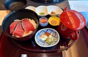神戸たむらの食事「戻り鰹の出汁茶漬け・香のもの」