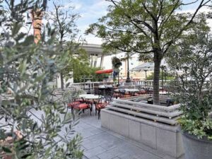 ホテル ラ・スイート神戸の屋外には海からの風を感じられるテラス席もある