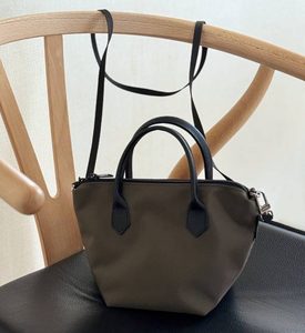 エルベシャプリエ3885NDに1592Zタバコ色ショルダーストラップをつけた状態